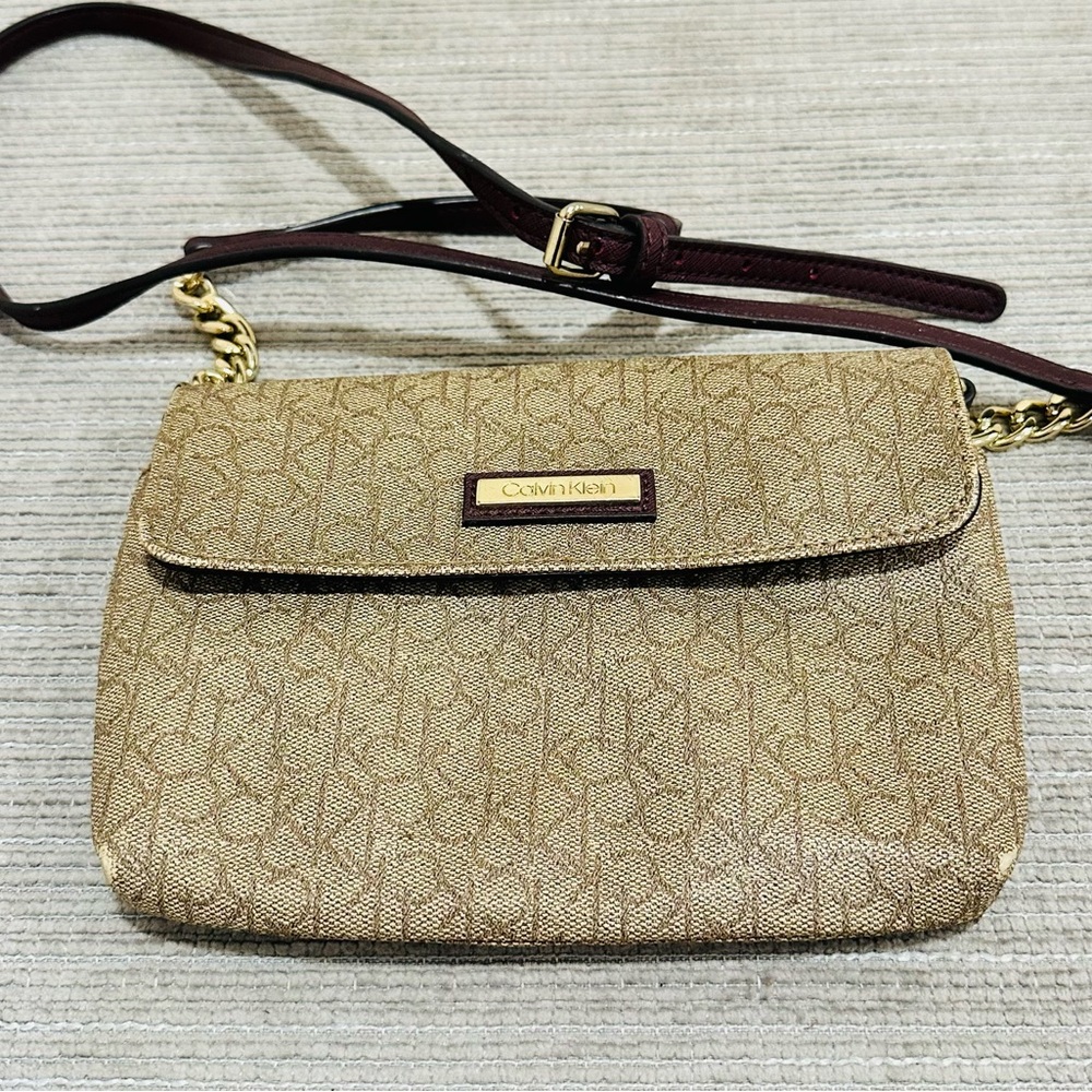 Calvin Klein Women's CK calvin klein cross body bag